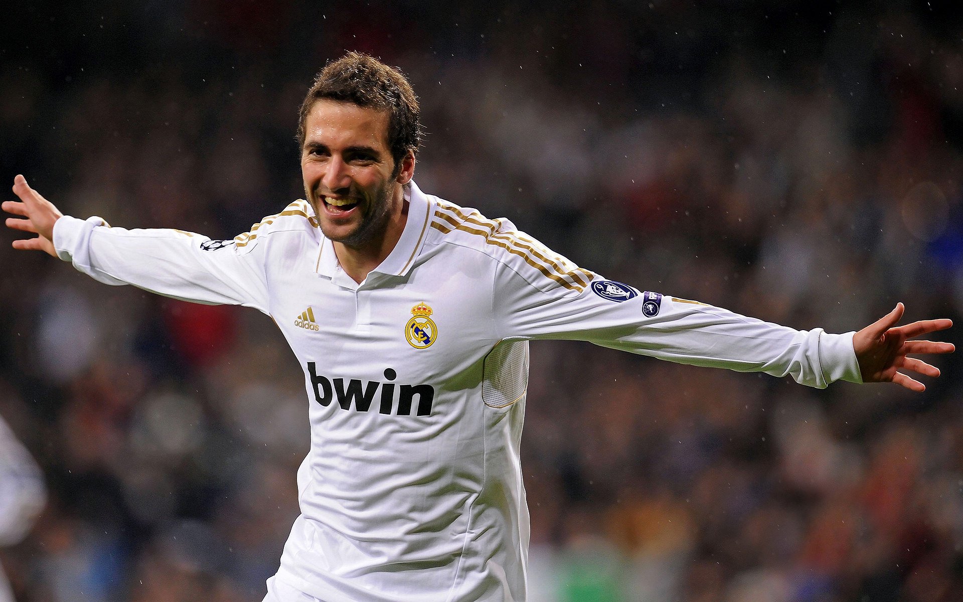 皇家马德里带队取胜！西亚卡姆重要时刻出色防守观众掌声雷动