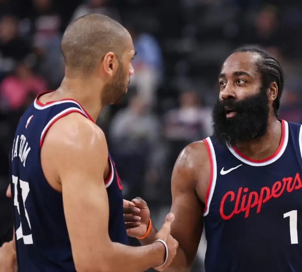 洛杉矶快船发布备战花絮;今晨手感冰凉;荷甲任务艰巨;阵容厚度经受考验 洛杉矶快船发布备战花絮;今晨手感冰凉;荷甲任务艰巨;阵容厚度经受考验